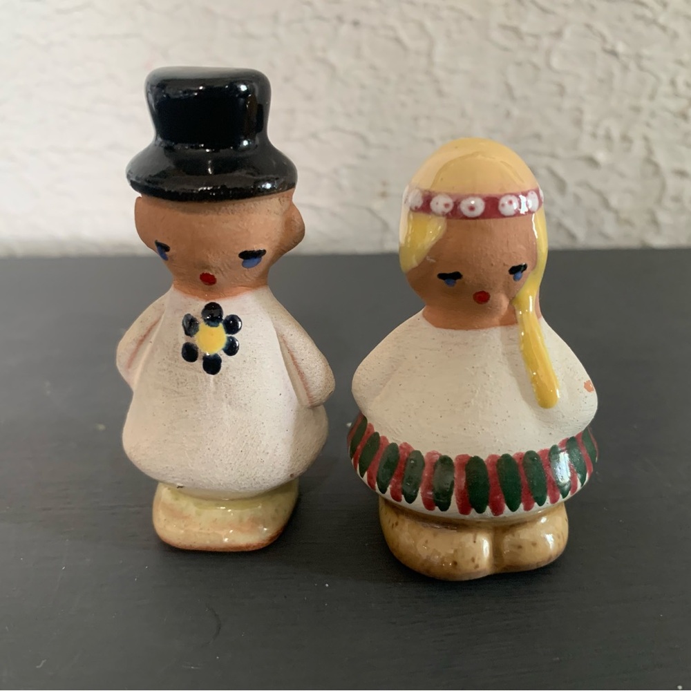 Charming Ceramic Terracotta Figurine Set - Black and Cream